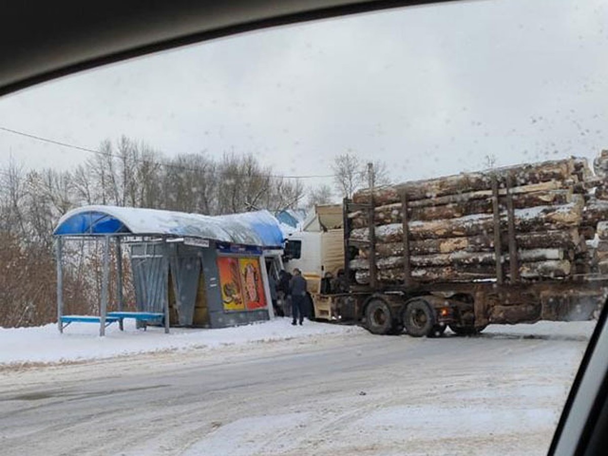 В Торжке груженый лесовоз врезался в ларёк - KP.RU