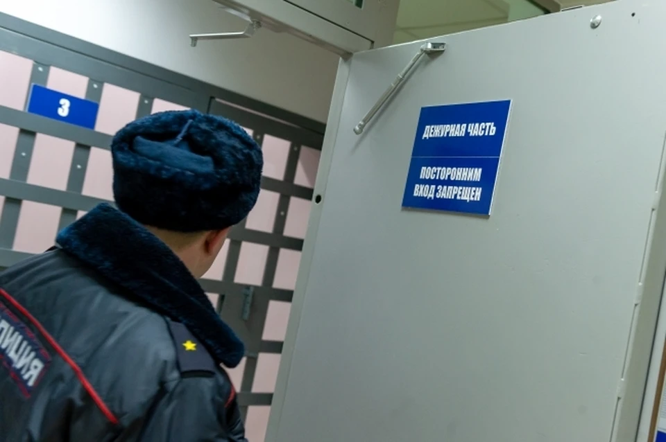 Правоохранитель также понесет наказание.