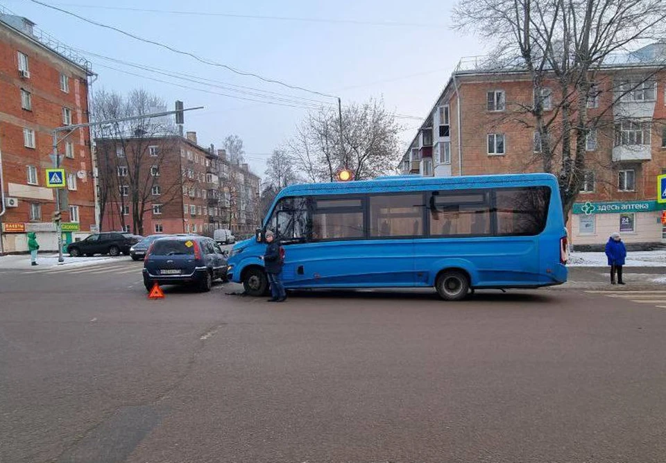 В Пролетарском округе Тулы маршрутный автобус не поделил перекресток с легковушкой