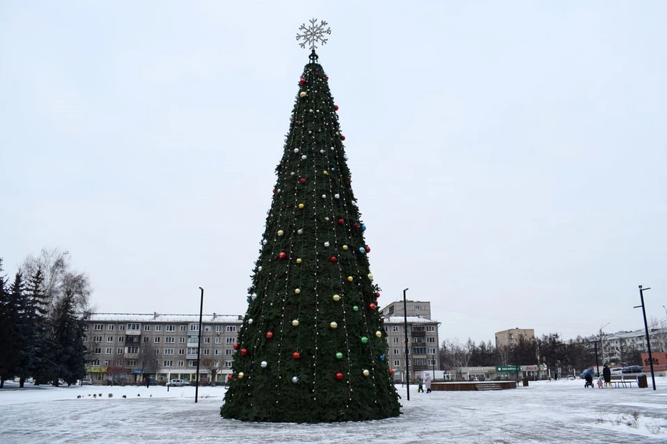 В Красноярске на площади Свердлова установили 15-метровую елку. Фото: городская администрация