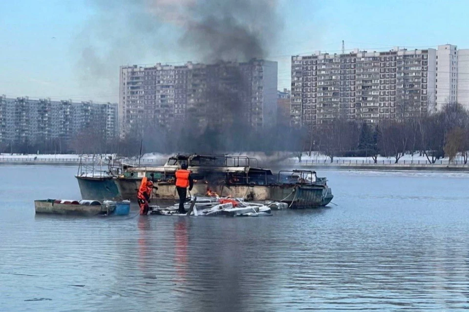 Спасенную с загоревшегося судна в Москве доставили с ожогами и переохлаждением в Склифосовского Фото: ГУ МЧС России по Москве