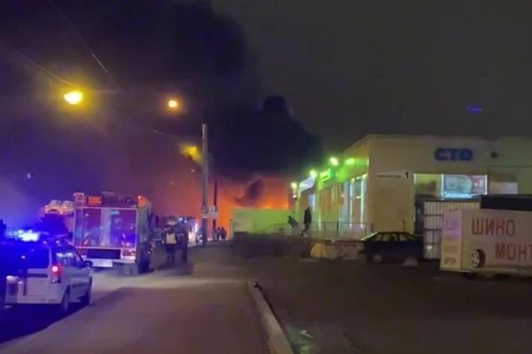 Крупный пожар вспыхнул на Ириновском авторынке в Петербурге