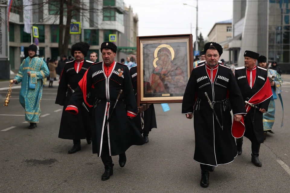 крестный ход осенью. крестный ход на день славянской письменности калуга. поддержка солдатам россии. александр невский покровитель кубанского казачества. крестный ход в россии.