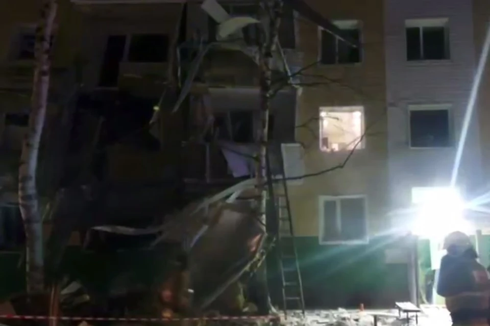 Врачи реанимировали человека, считавшегося пятым погибшим при обрушении дома в Нижневартовске. Фото: скрин видео МЧС
