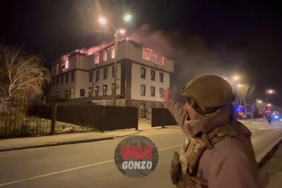Горит здание на улице Артема, 7. Фото: Скриншот видео wargonzo
