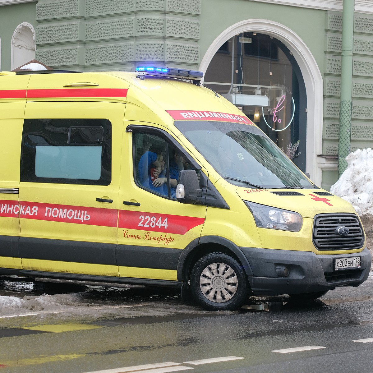 Пенсионерка замерзла насмерть в заваленной мусором квартире на Зверинской  улице в Петербурге - KP.RU