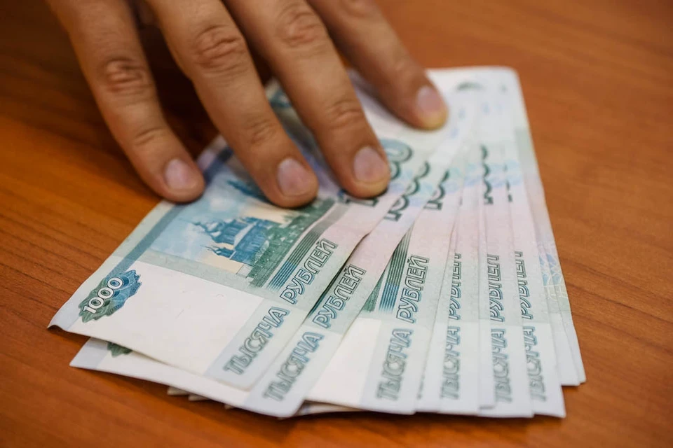 Педагога оштрафовали на 100 тысяч рублей за взятки от студентов
