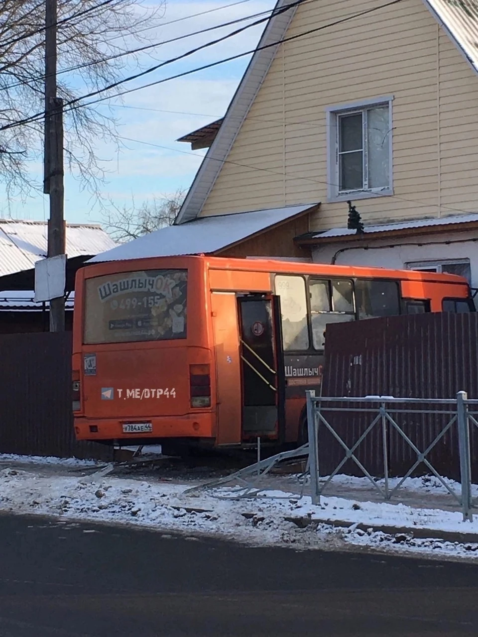 Водитель городского автобуса протаранил ограждение и врезался в дом в  Костроме - KP.RU