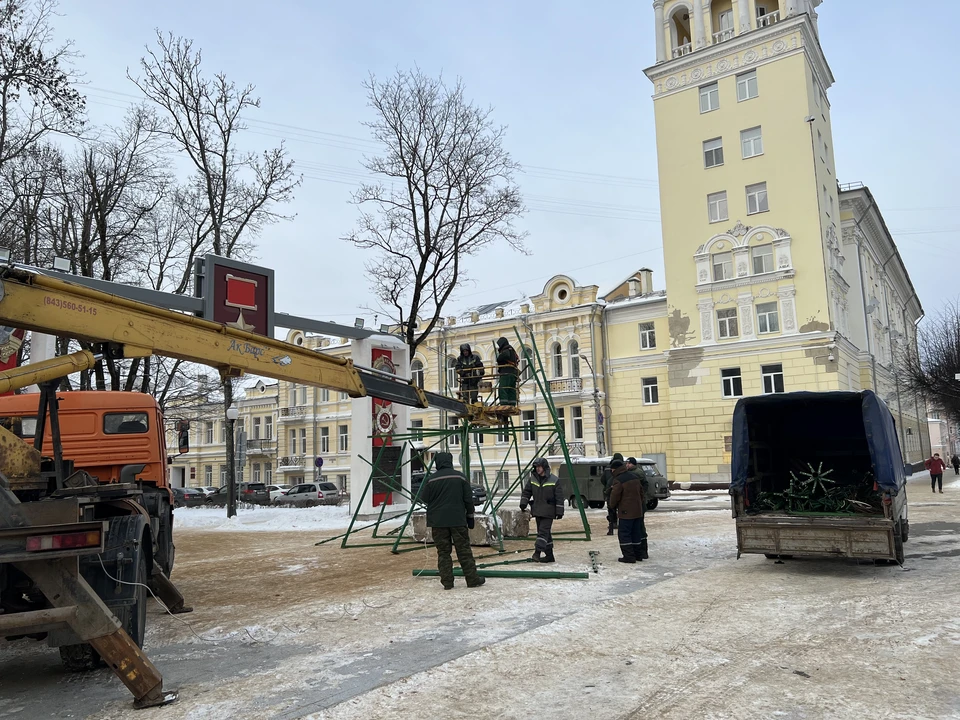 На центральной площади Смоленска устанавливают главную городскую ёлку. Фото: пресс-служба администрации города.