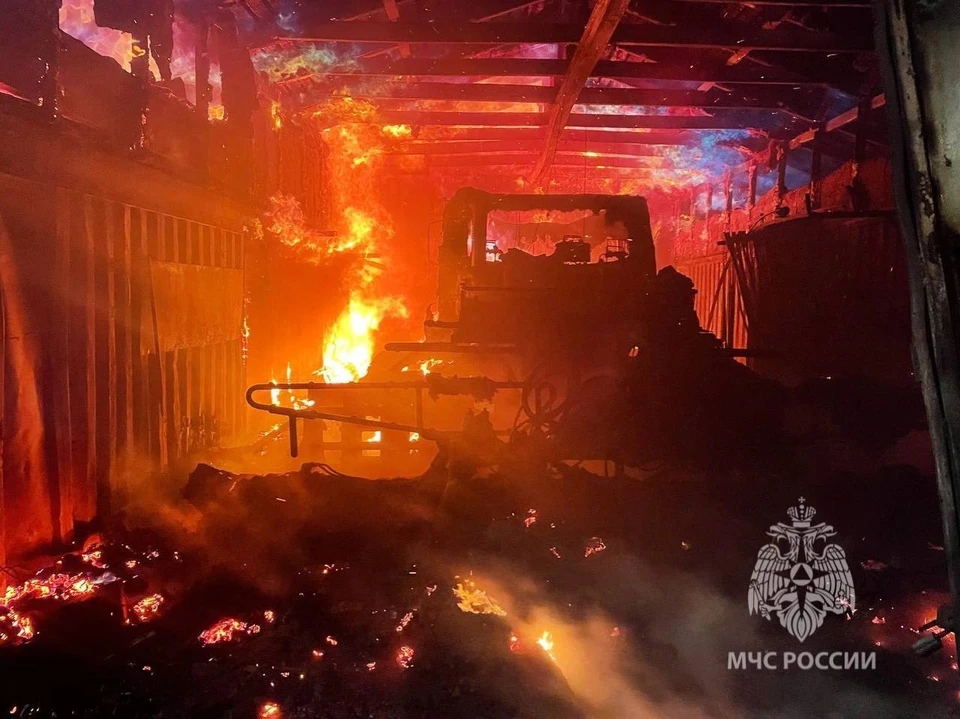 Пожар уничтожил снежный тягач. Фото: МЧС по Мурманской области