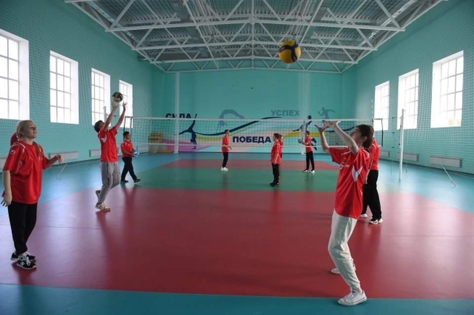 Ученики на занятиях физкультурой в в спортзале