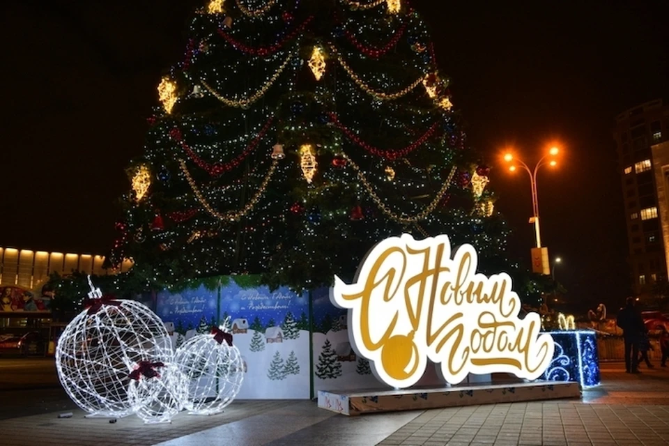 Светящиеся елки и новогодние надписи скоро появятся на улицах Краснодара. Фото: пресс-служба администрации Краснодара.