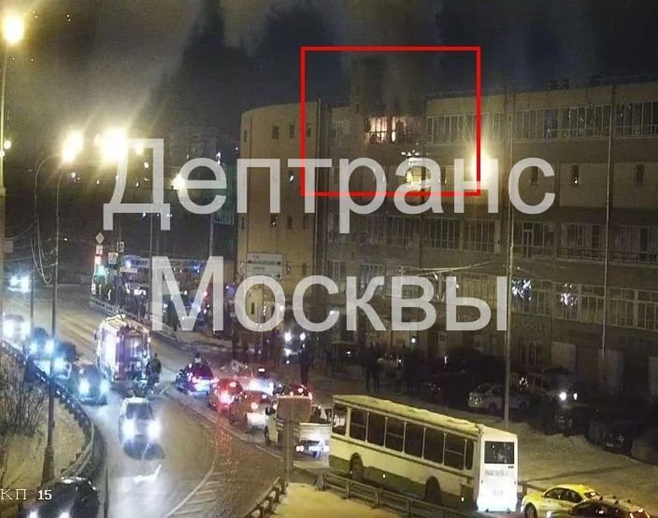 Из пожара в здании автоцентра в Строгино спасено пять человек, возгорание локализовано