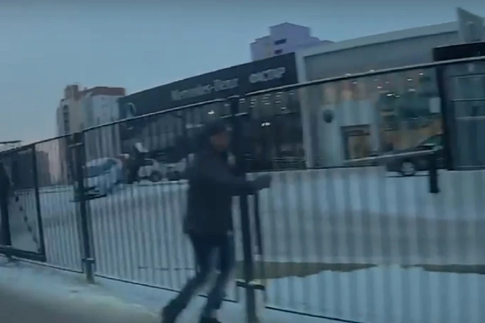 Видео с иномаркой, вылетевшей на тротуар в сантиметре от пешехода, показали в соцсетях. Фото: стоп-кадр.