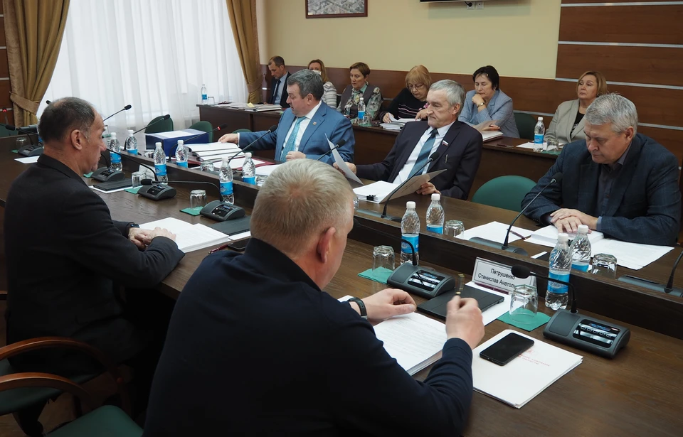 На заседании по рассмотрению бюджета. Фото: ЗСТО