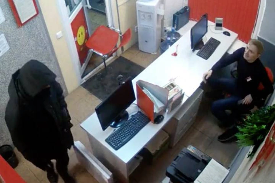 Работница офиса быстрых займов в Петербурге всучила грабителю пачку денег банка приколов