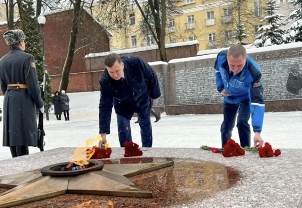 Губернатор Алексей Островский и глава Смоленска Андрей Борисов почтили память героев Отечества. Фото: страница мэра Смоленска Андрея Борисова в соцсетях.