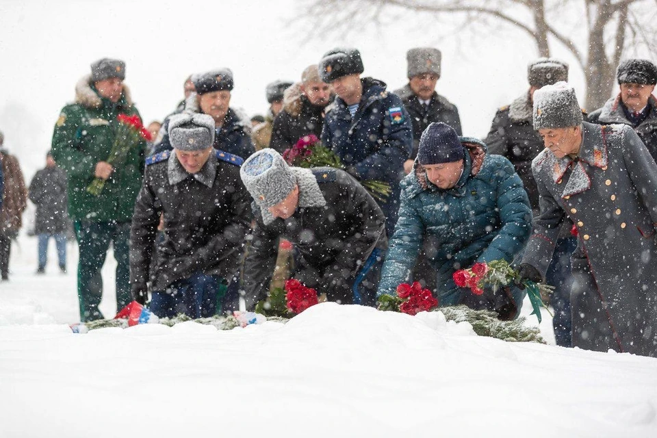 Возложение гирлянды к памятнику как правильно