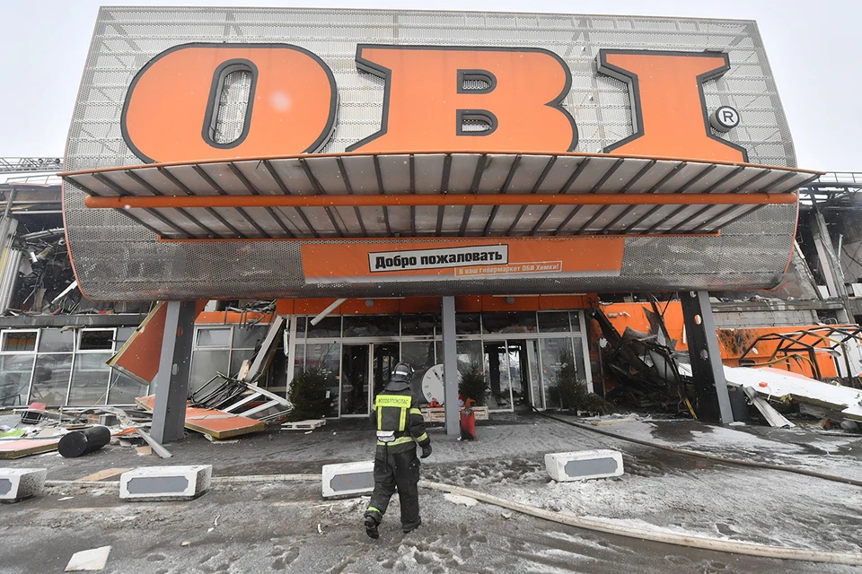 Пожар уничтожил здание гипермаркета ОБИ в Химках.