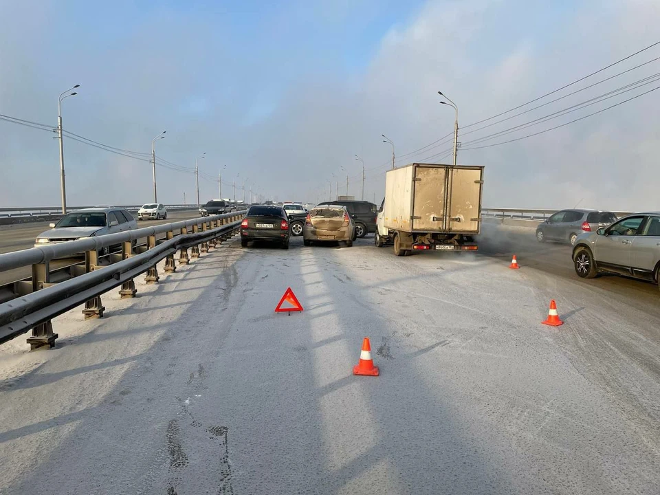 На Октябрьском мосту в Красноярске столкнулись сразу четыре машины