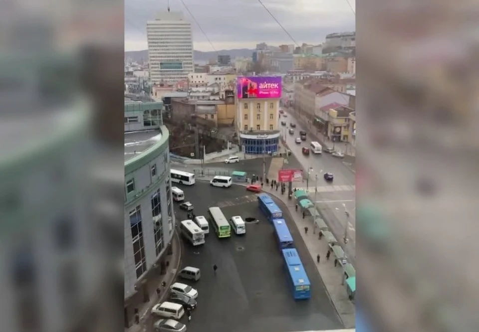 Известно, что в ширину отверстие больше метра.