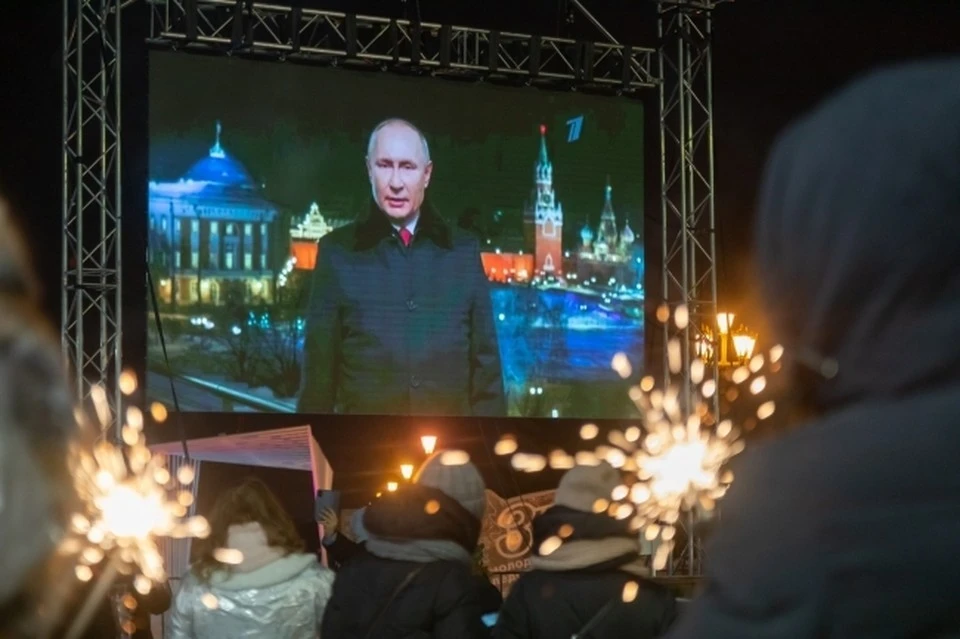 На площади можно будет послушать новогоднее поздравление Президента России Владимира Путина.
