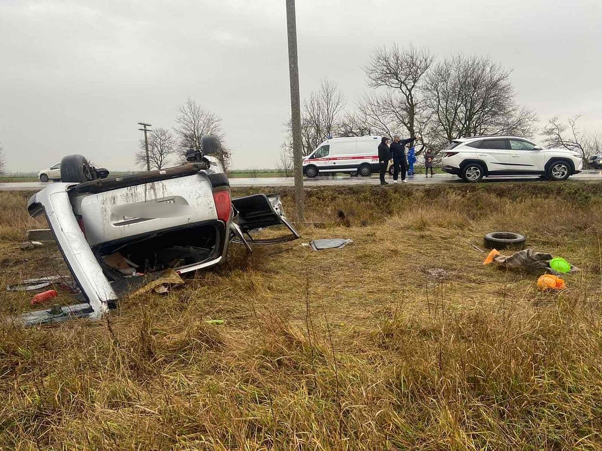 В Крыму водитель Peugeot насмерть разбился об опору линии электропередачи  из-за скользкой дороги - KP.RU