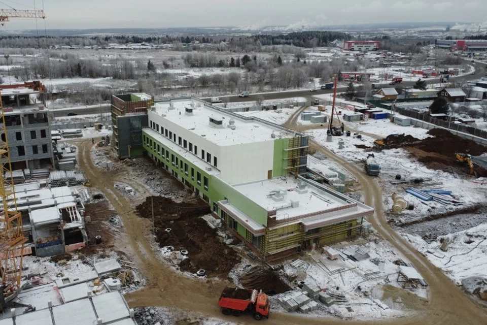 Процесс строительства новой больницы выстроен таким образом, что многие работы выполняются параллельно. Фото: Минстрой.