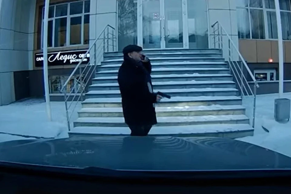 Жительница Новосибирска заметила странного мужчину с пистолетом в руке. Фото: стоп-кадр из видео / АСТ-54