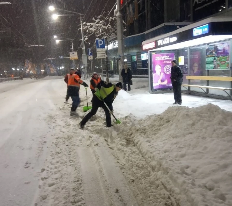 Городские службы ведут уборку закрепленных территорий, но снег продолжает идти.