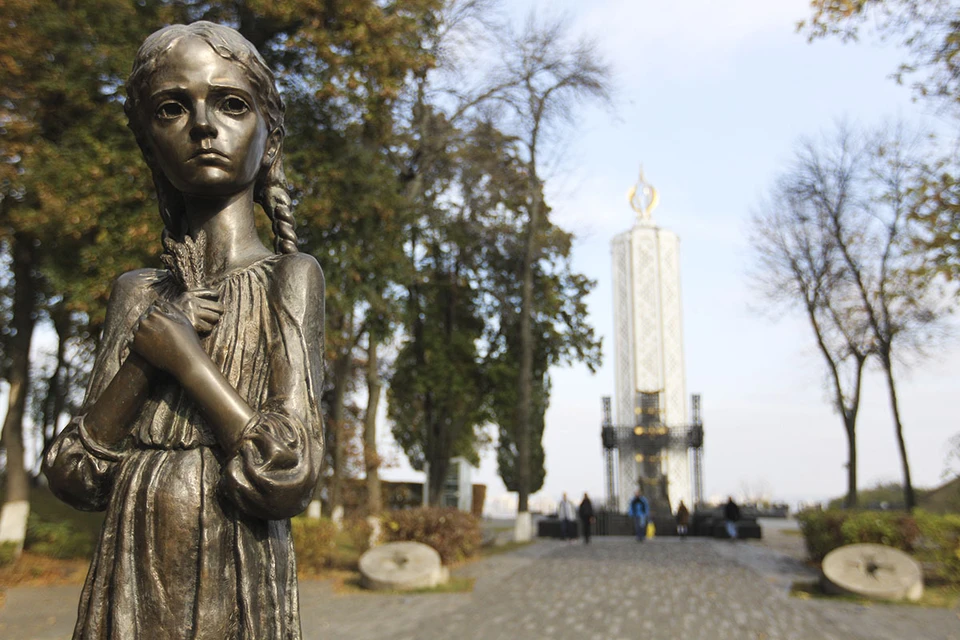 В 2002 году Кучма издал распоряжении о сооружении в Киеве мемориала жертвам «голодомора», который построили уже при Ющенко.