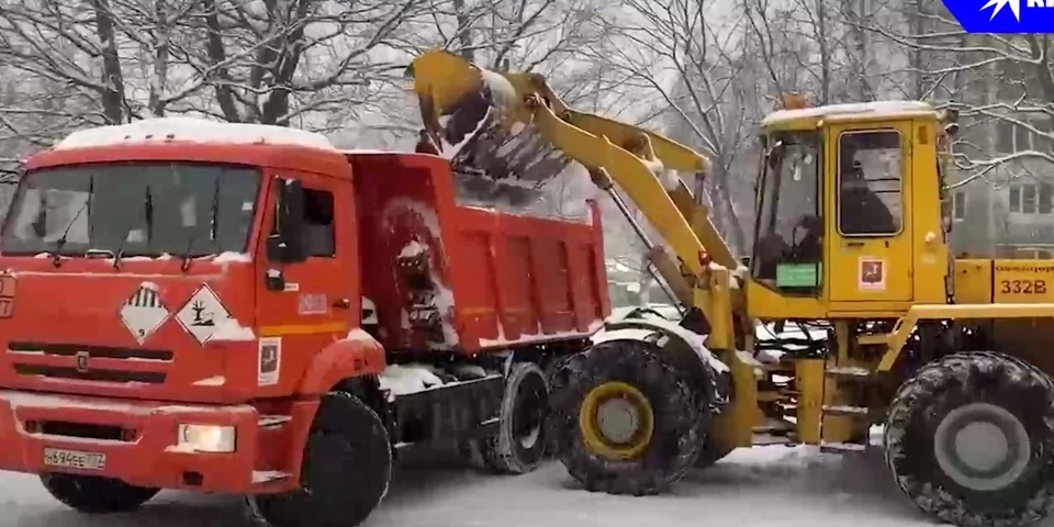 Продолжается ликвидация последствий сильного снегопада в Москве