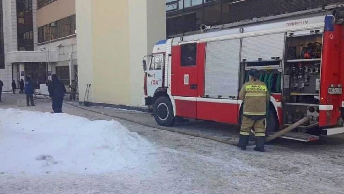 Причиной пожара в административном здании в центре Уфы могла стать  загоревшаяся вытяжка - KP.RU