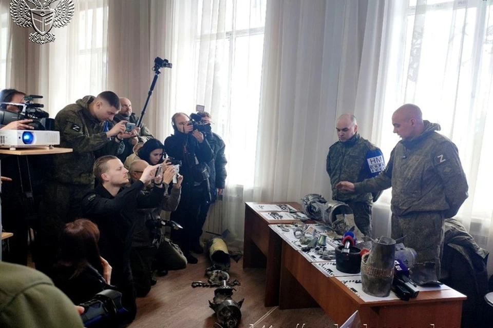 Журналистам продемонстрировали экспонаты для будущего музея. Фото: Омбудсмен ДНР