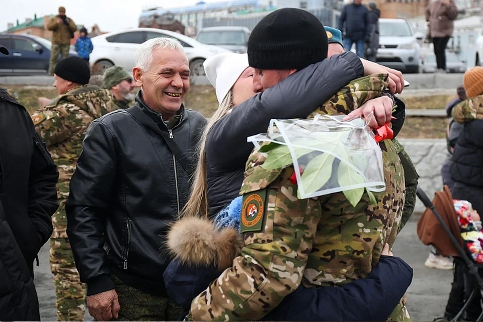 Военнослужащим помогают не только материально, но и морально.