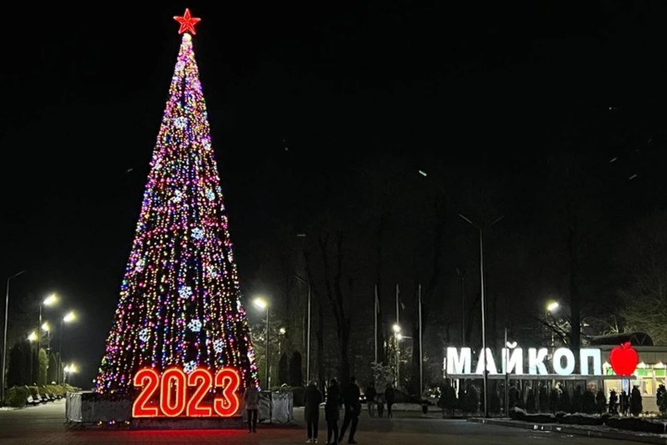 В республиканской столице готовятся к встрече нового года. Фото: пресс-служба администрации Майкопа