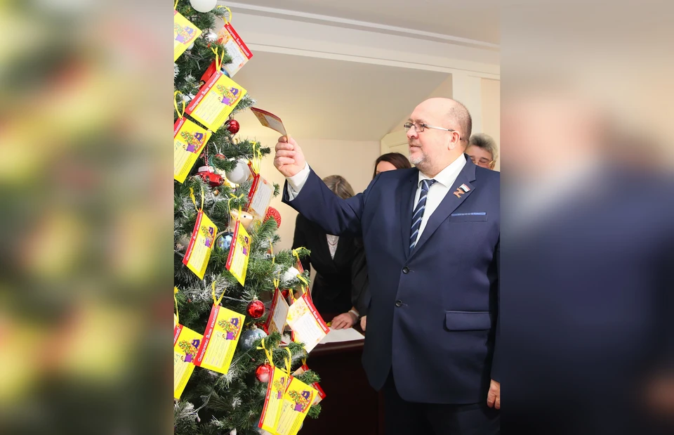 Депутаты сняли с "Елки желаний" открытки от ребят / Фото: дума Самары