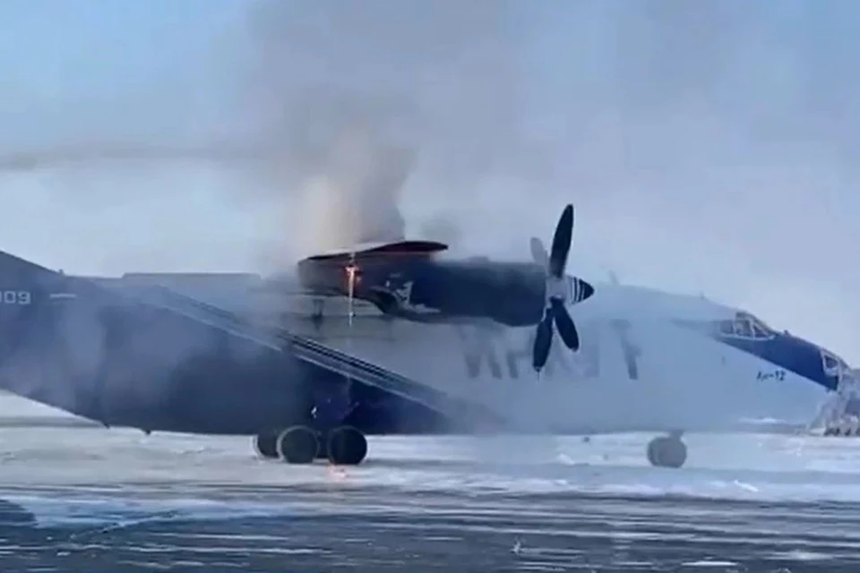 Загоревшимся в Новосибирском аэропорту Толмачево грузовым самолетом Ан-12 заинтересовались следователи. Фото: стоп-кадр из видео / Аэро-Сити