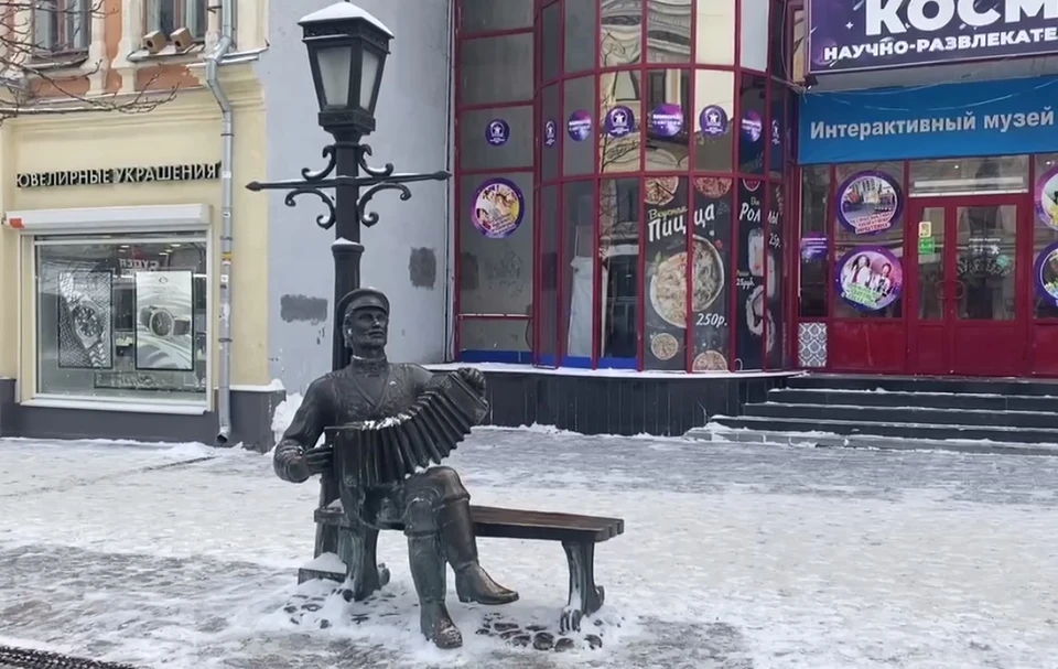 Памятник гармонисту