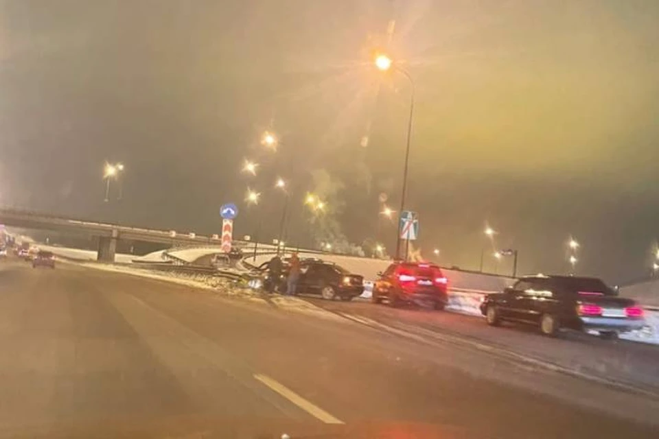 ДТП перекрыло съезд с КАД на Октябрьскую набережную в Петербурге