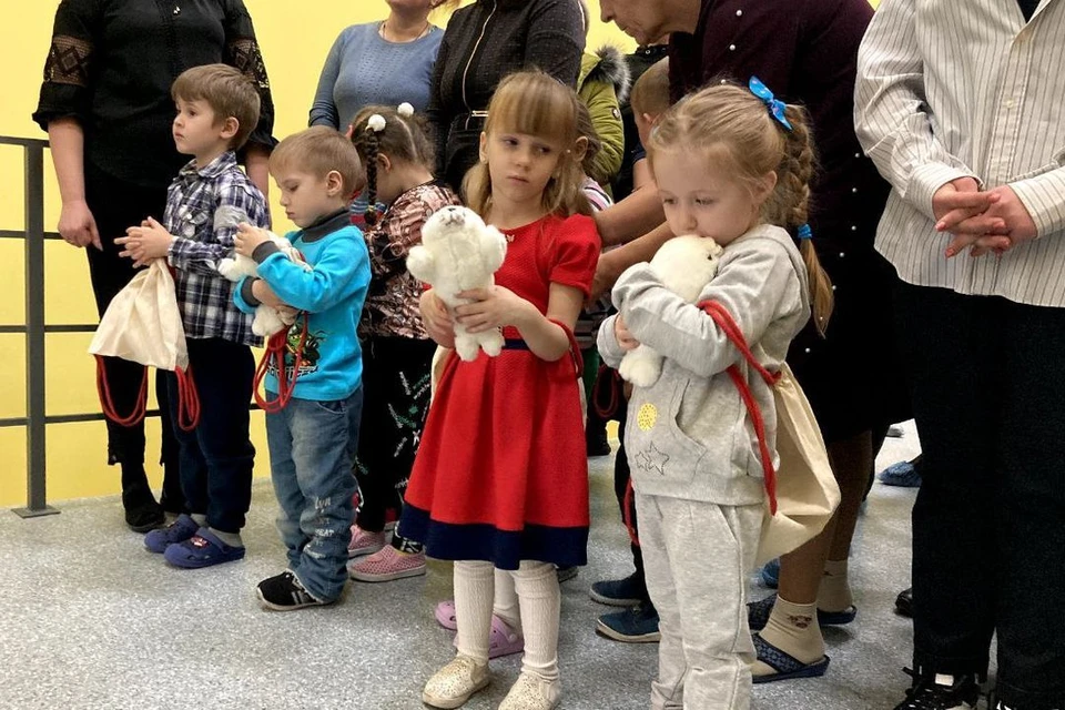 Дети были в восторге от подарков. Фото: телеграм-канал "Анатолий Локоть"