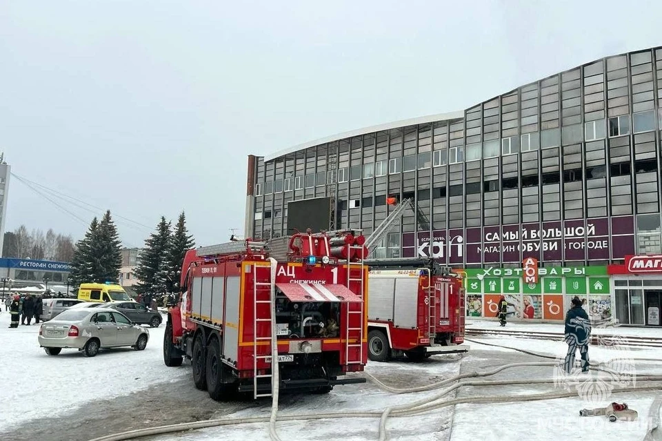 ТЦ самостоятельно покинули 68 человек, еще пятерых вывели пожарные. Фото: ГУ МЧС по Челябинской области