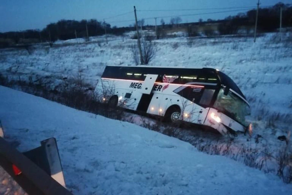 Заказной автобус вез 29 вахтовиков на месторождение Малмыж. Фото: краевое управление ГИБДД