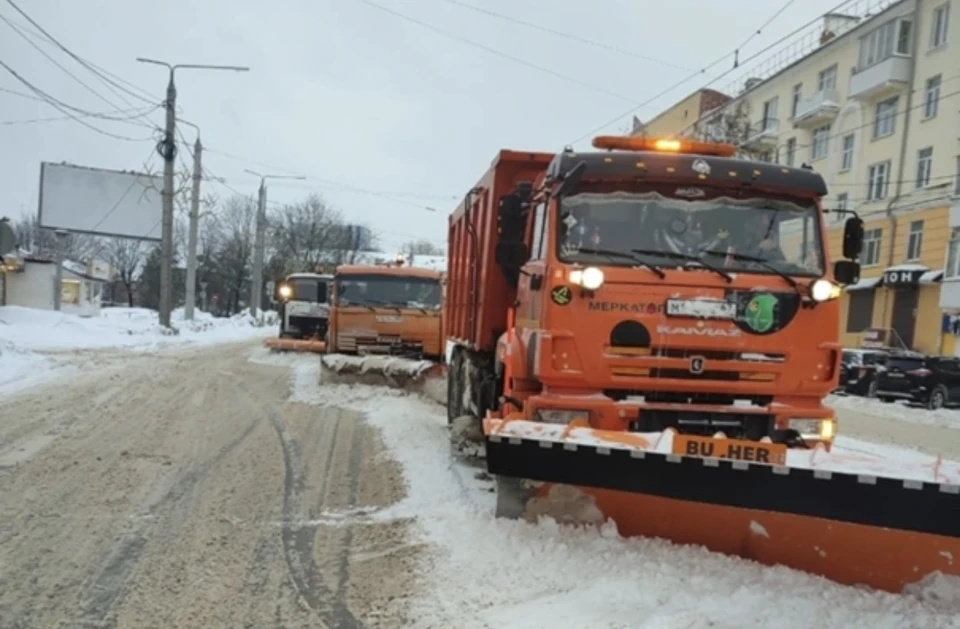 Рейды по уборке города от снега проходят в Смоленске. Фото: пресс-служба администрации города.