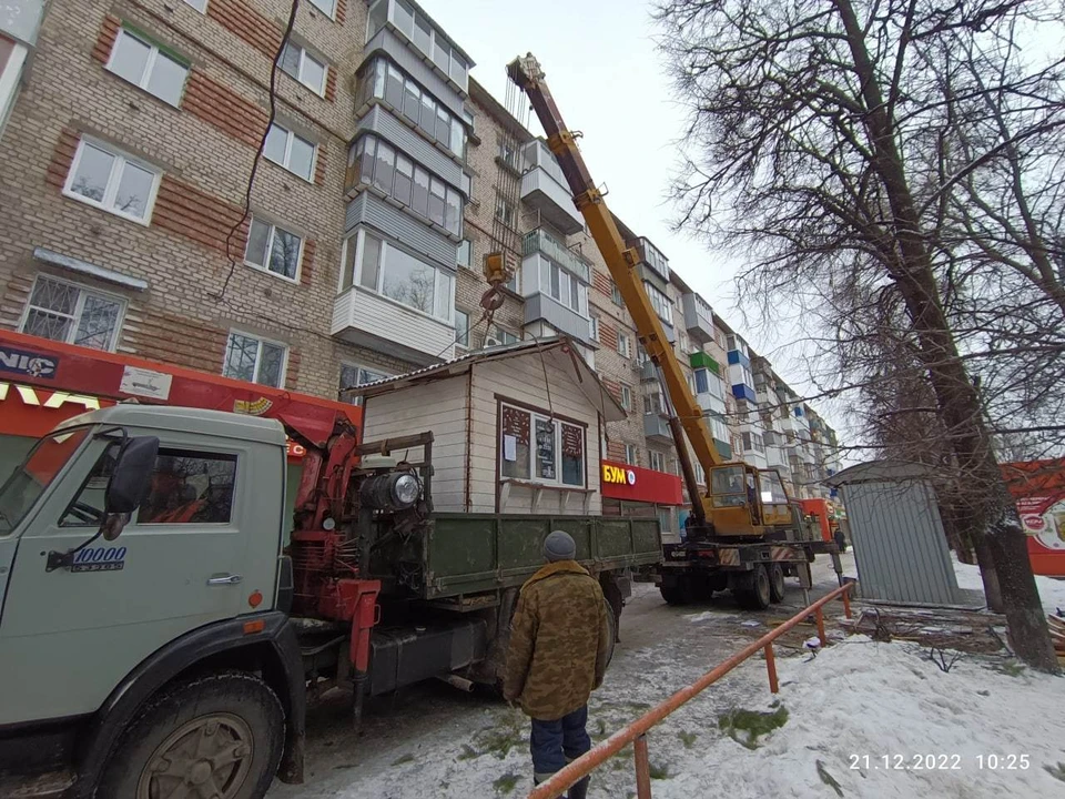 В Ульяновске с проспекта 50-летия ВЛКСМ вывезли незаконный киоск