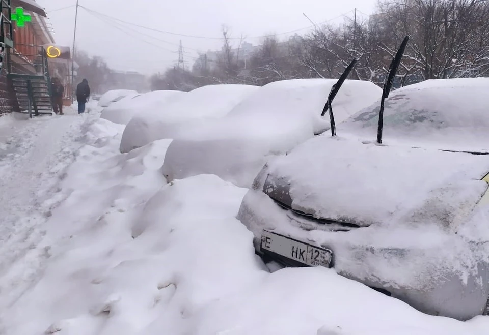 Снег в приморье сегодня. Снег в Приморье. Сугробы на дороге. Снегопад во Владивостоке. Снежный циклон 2022 декабрь Владивосток.