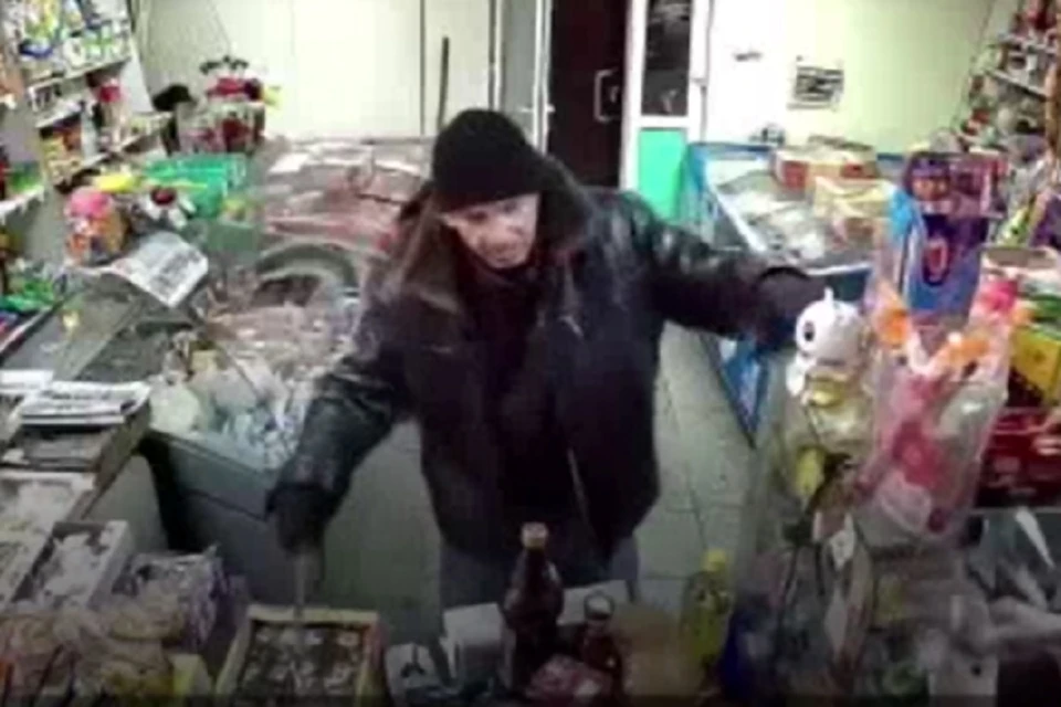 Появилось видео, как в поселке под Новосибирском грабитель порезал продавщицу ножом. Фото: стоп-кадр.