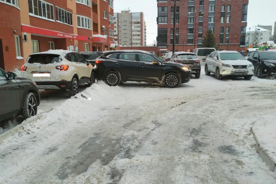 Авто, стоявшее на прогреве, вдруг самопроизвольно начало двигаться. Фото: ГИБДД Кировской области