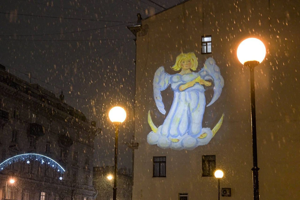 Детские рисунки украсили фасады домов Петербурга. Фото: "Ленсвет"