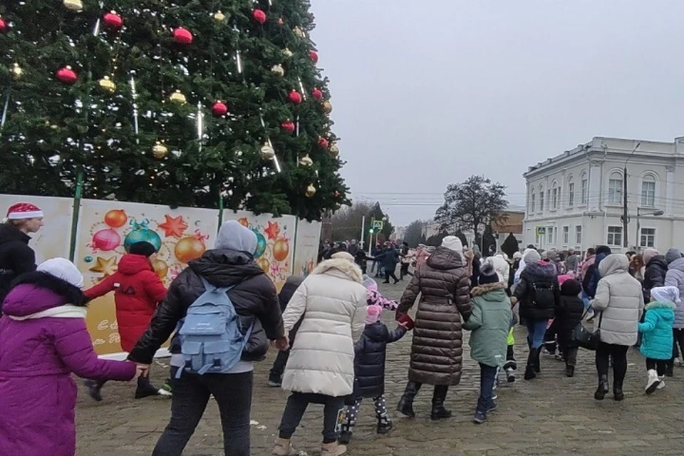Завершили вечер большим всеобщим хороводом вокруг зеленой красавицы. Фото: сайт администрации Новочеркасска